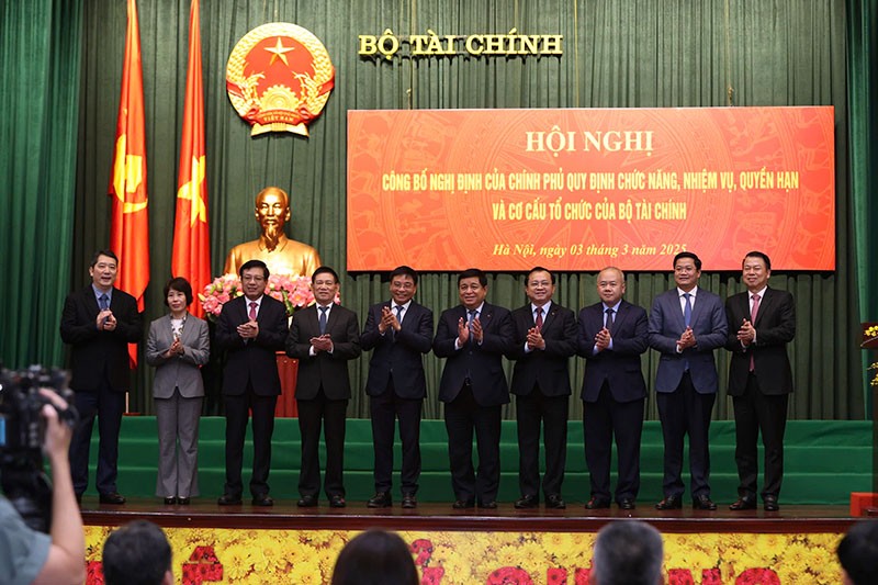 Phó thủ tướng Kl993 ưu đãi thưởng hấp dẫn Hồ Đức Phớc (thứ 4 từ trái sang), Phó thủ tướng Kl993 ưu đãi thưởng hấp dẫn Nguyễn Chí Dũng (thứ 5 từ phải sang) chúc mừng tập thể lãnh đạo Bộ Kl991.com nạp rút nhanh. Ảnh: Đức Thanh