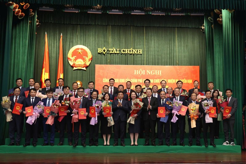 Lãnh đạo Bộ Kl991.com nạp rút nhanh trao Quyết định và chúc mừng lãnh đạo cấp trưởng các đơn vị thuộc Bộ. Ảnh: Đức Thanh