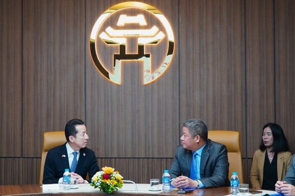 Phó chủ tịch UBND Thành phố Hà Nội Nguyễn Mạnh Quyền tiếp Chủ tịch Hội đồng tỉnh Fukuoka Kohara Katsuji. Ảnh: Việt Anh