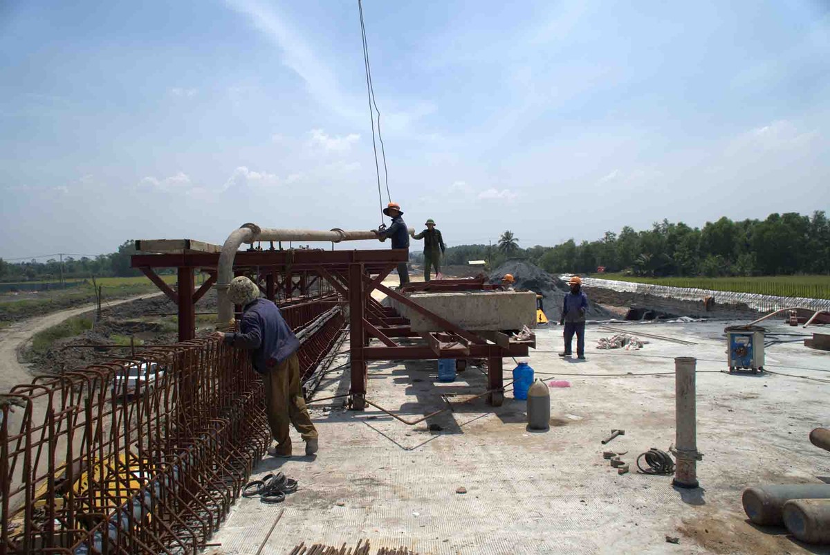 Công nhân trên công trình đang hăng hái làm việc để hoàn thành đúng tiến độ.