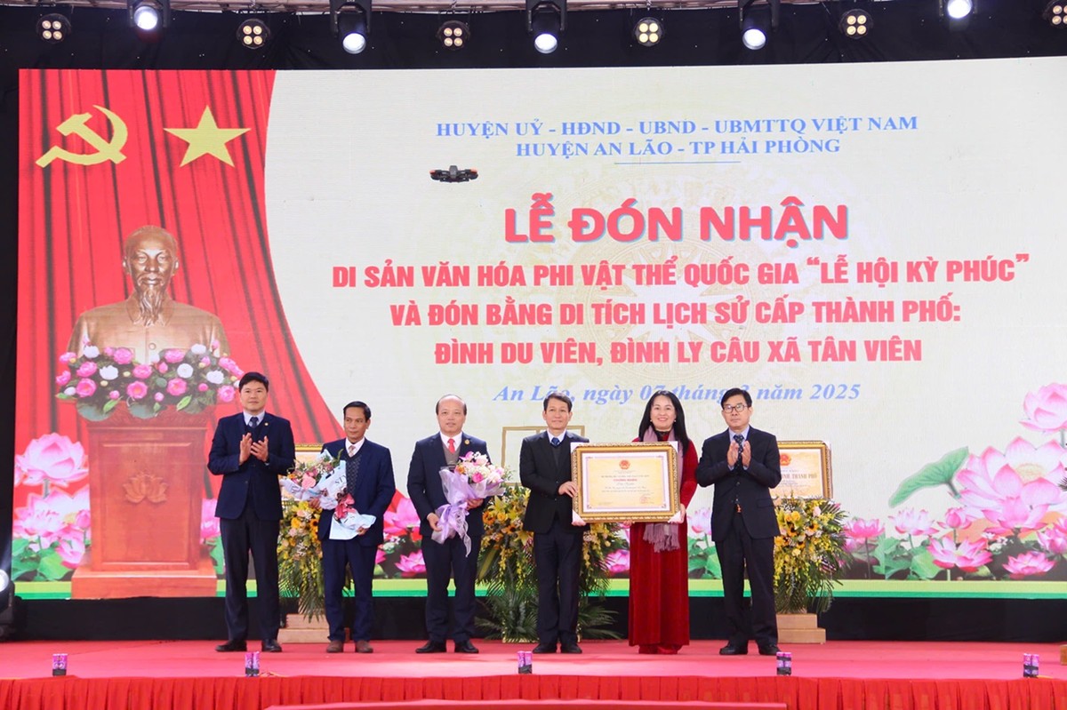 Ông Nông Quốc Thành, Phó cục trưởng Cục Di sản, Bộ Văn hóa - Thể thao và Du lịch trao Chứng nhận Lễ hội Kỳ Phúc - Di sản văn hóa phi vật thể quốc gia.