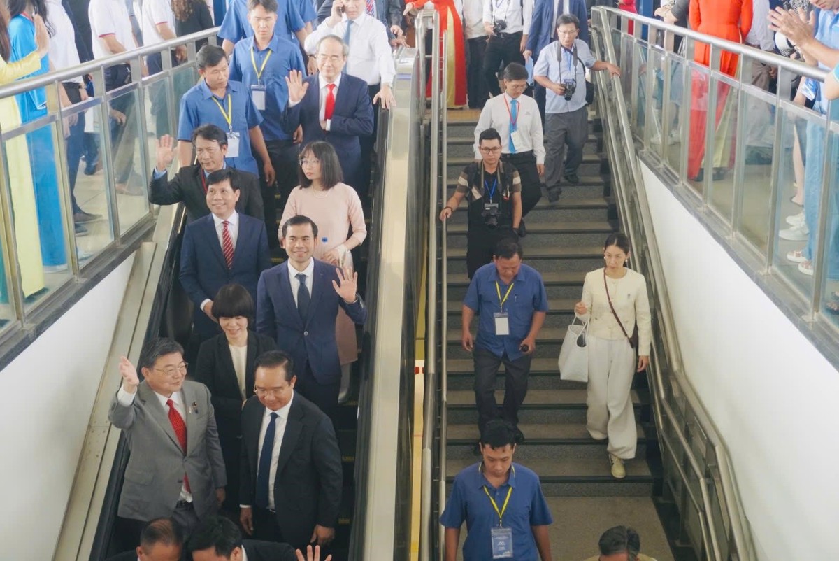 Ảnh: Lãnh đạo Thành phố cùng các quan khách đi thang cuốn xuống ga metro để lên tàu.
