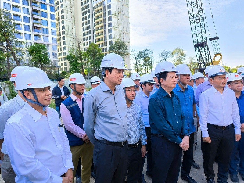 Phó thủ tướng Mai Văn Chính (thứ hai từ phải qua) kiểm tra tiến độ Dự án đường Vành đai 3 đoạn qua TP.Thủ Đức.