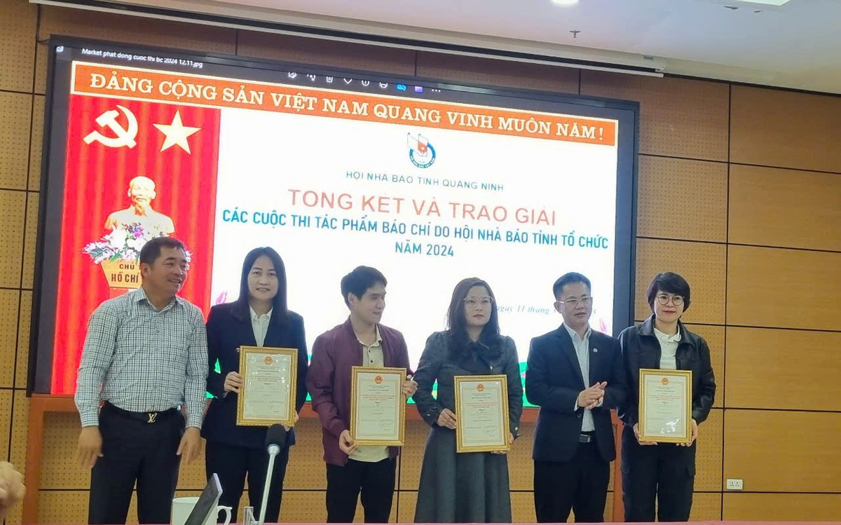 Phóng viên Nguyễn Thị Quỳnh Nga (thứ hai từ trái qua), Báo Kl991.com nạp rút nhanh - Kl99ok phiên bản mới nhận giải C