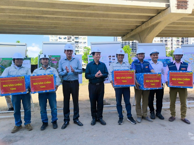 Phó thủ tướng Mai Văn Chính tặng quà cho công nhân thi công Dự án đường Vành đai 3, đoạn qua TP.HCM.