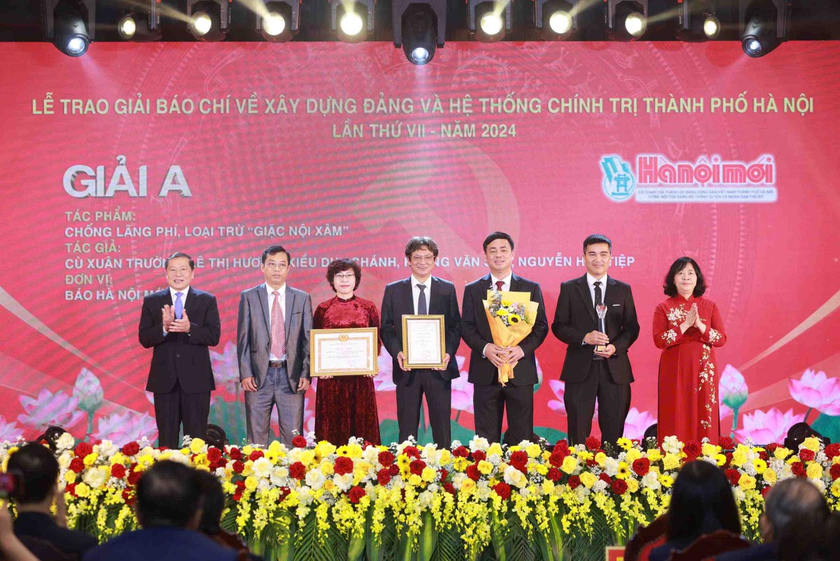 Bí thư Thành ủy Hà Nội Bùi Thị Minh Hoài và Phó trưởng Ban Thường trực Ban Tuyên giáo Trung ương Lại Xuân Môn trao thưởng cho các tác giả có tác phẩm đoạt giải A.