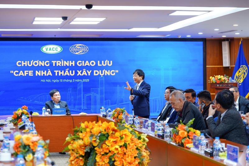 Chủ tịch HĐQT Vinaconex Nguyễn Hữu Tới phát biểu. Chủ tịch HĐQT Vinaconex Nguyễn Hữu Tới phát biểu.