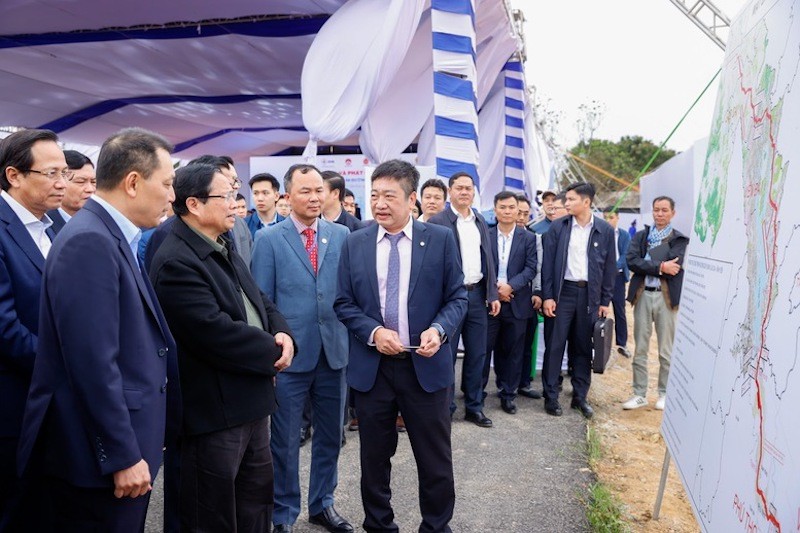 EVN và các cơ quan đã vượt qua nhiều khó khăn, gấp rút hoàn thành một khối lượng công việc rất lớn để đủ điều kiện khởi công, nhất là huy động nguồn vốn cho dự án. EVN và các cơ quan đã vượt qua nhiều khó khăn, gấp rút hoàn thành một khối lượng công việc rất lớn để đủ điều kiện khởi công, nhất là huy động nguồn vốn cho dự án.