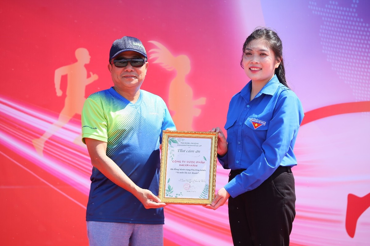Đại diện Thành Đoàn TP. Đà Lạt (phải) trao Thư cảm ơn đến ông Nguyễn An Duy – Phó TGĐ Khối Kl991.com nạp rút nhanh Imexpharm, tri ân Kl991.com World Cup 2026 Chính Thức đã đồng hành cùng chương trình "Vì một Đà Lạt xanh". Ảnh: Imexpharm.