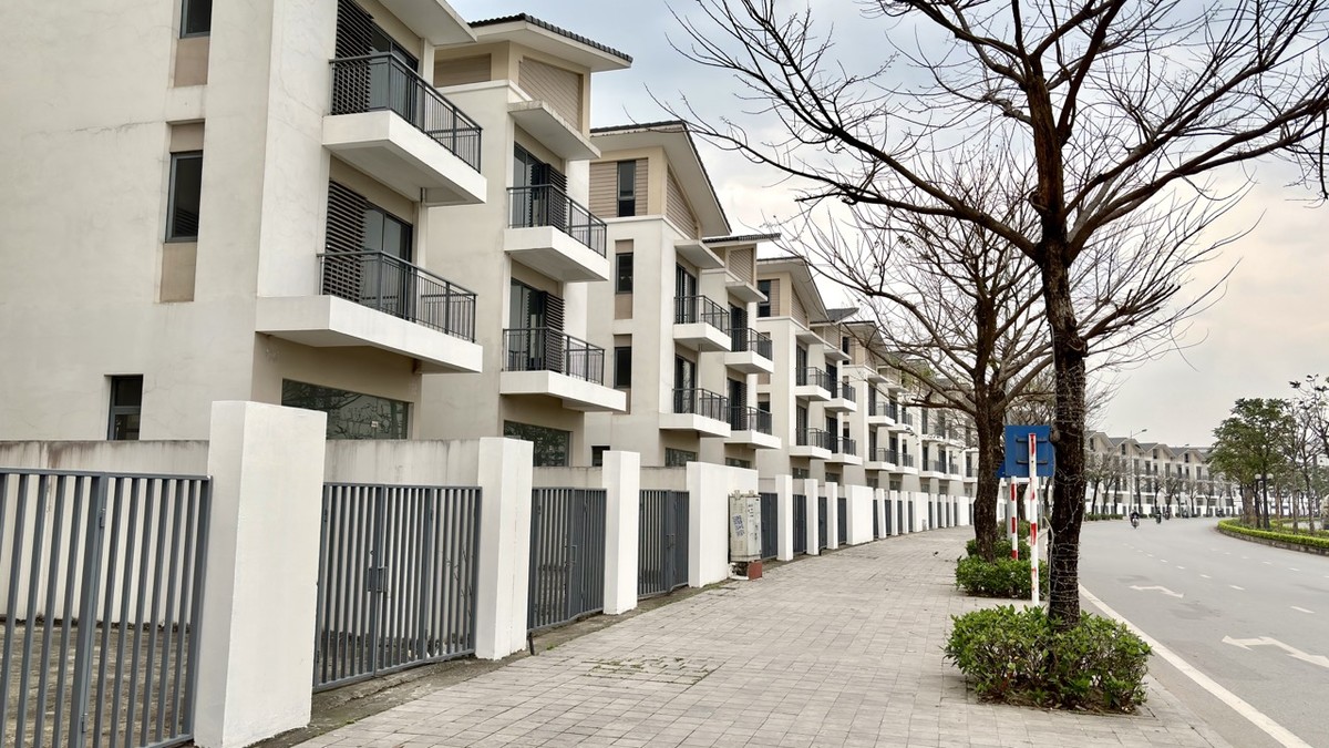 Tại một dự án ở phường Dương Nội, quận Hà Đông, một căn biệt thự có diện tích 162 m2 đang được chào bán với giá 33 tỷ đồng, tương ứng 203 triệu đồng/m2. Theo ghi nhận của phóng viên, dãy biệt thự nằm ngoài mặt đường lớn hầu như không có người ở. Trong khi đó, khu biệt thự phía bên trong lại có hoạt động Kl992 VIP Trang Chủ 2026, cho thuê khá sôi động.