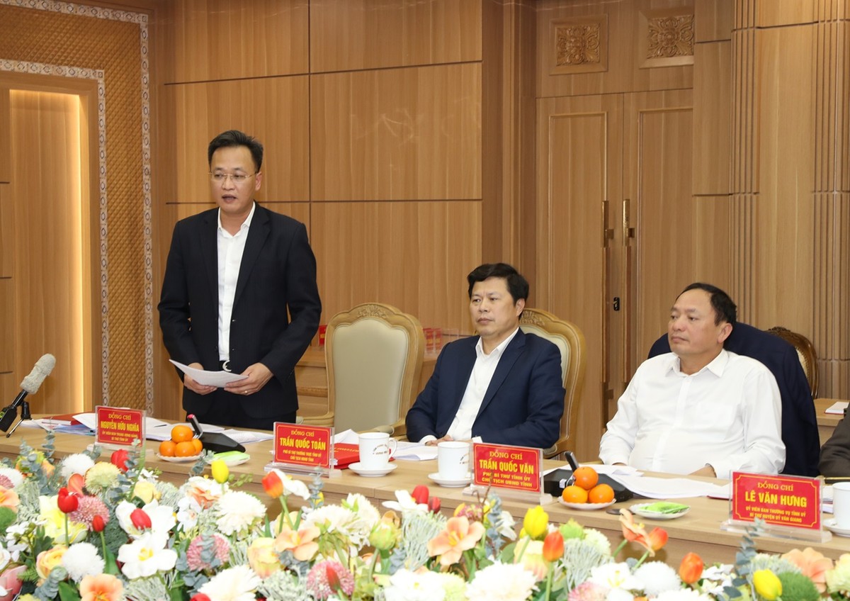 Thay mặt Ban Thường vụ Tỉnh ủy, ông Nguyễn Hữu Nghĩa Bí thư Tỉnh ủy Hưng Yên tiếp thu đầy đủ nội dung dự thảo báo cáo kiểm tra. Ảnh: Lê Hiếu