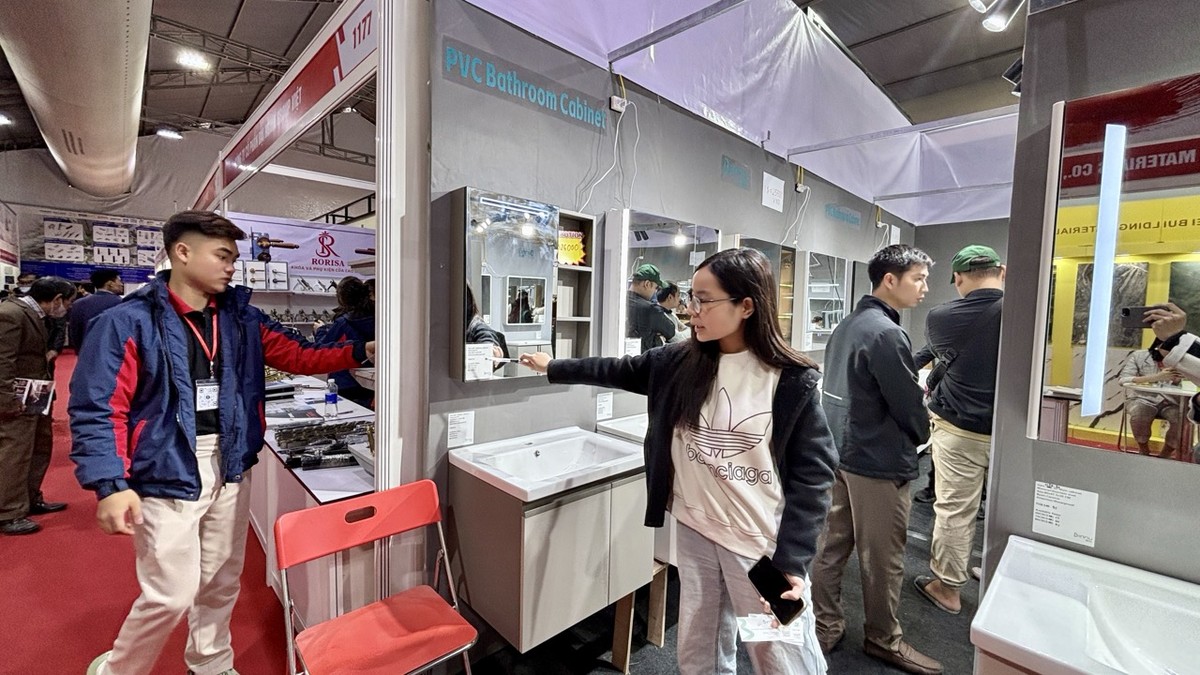 Mức giá luôn là thế mạnh của các Kl991.com World Cup 2026 Chính Thức Trung Quốc. Bộ tủ lavabo mà nữ nhân viên đang giới thiệu chỉ có giá hơn 1,3 triệu đồng. Trong khi đó, những mẫu tương tự trong nước được bán với giá từ 5 - 6 triệu đồng. Với mức giá cạnh tranh, có khách hàng đã ngỏ ý muốn nhập hàng, gắn thêm logo và mở bán tại Việt Nam.