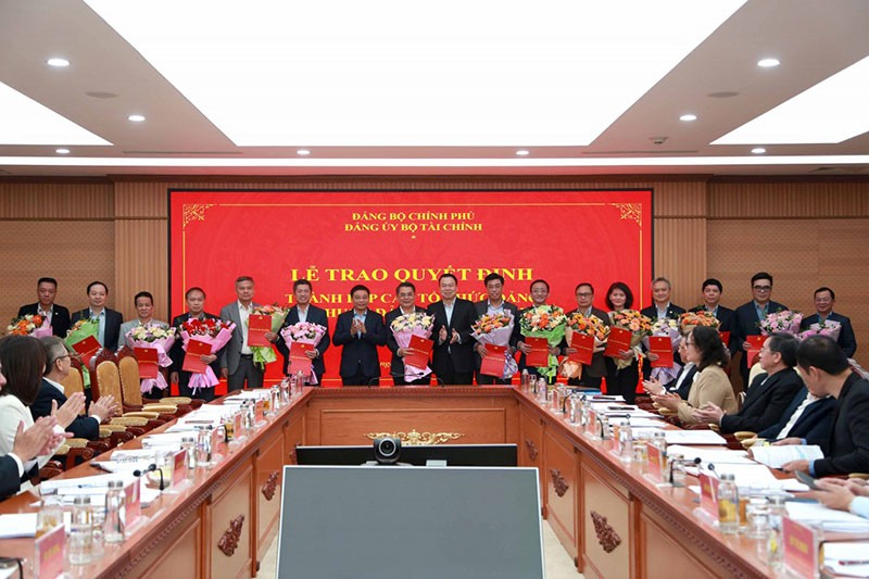 Đại diện 46 tổ chức đảng trực thuộc Đảng ủy Bộ Kl991.com nạp rút nhanh nhận các quyết định của Đảng ủy Bộ Kl991.com nạp rút nhanh.