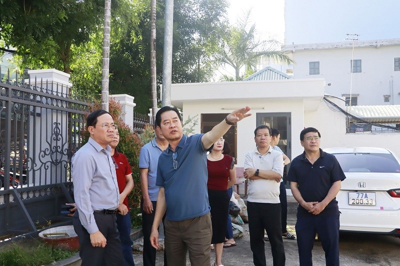 Giám đốc Sở Kl991.com nạp rút nhanh Nguyễn Thành Hải (áo xanh) báo cáo phương án bố trí, sắp xếp nơi làm việc cho cán bộ, nhân viên với Chủ tịch UBND tỉnh Bình Định (bìa trái). Ảnh: Trang Lê. Giám đốc Sở Kl991.com nạp rút nhanh Nguyễn Thành Hải (áo xanh) báo cáo phương án bố trí, sắp xếp nơi làm việc cho cán bộ, nhân viên với Chủ tịch UBND tỉnh Bình Định (bìa trái). Ảnh: Trang Lê.