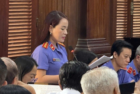 Đại diện Viện Kiểm sát Nhân dân TP.HCM (Viện Kiểm sát) trình bày phần luận tội và đề nghị mức án đối với các bị cáo.