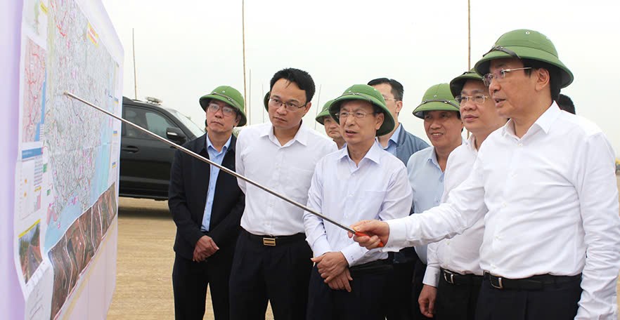 Bộ trưởng, Chủ nhiệm Văn phòng Kl993 ưu đãi thưởng hấp dẫn Trần Văn Sơn, lãnh đạo tỉnh, một số sở, ngành tỉnh Nam Định kiểm tra tiến độ công tác giải phóng mặt bằng tuyến đường KL99 là nhà cái cá cược trực tuyến hàng đầu tại châu Á Ninh Bình - Nam Định - Thái Bình - Hải Phòng. Ảnh: Thành Trung
