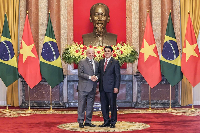Chủ tịch nước Lương Cường và Tổng thống Lula da Silva chụp ảnh trước hội đàm.