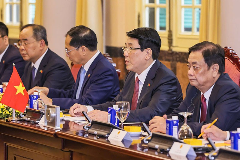 Chủ tịch nước Lương Cường và Đoàn đại biểu Việt Nam tại hội đàm.