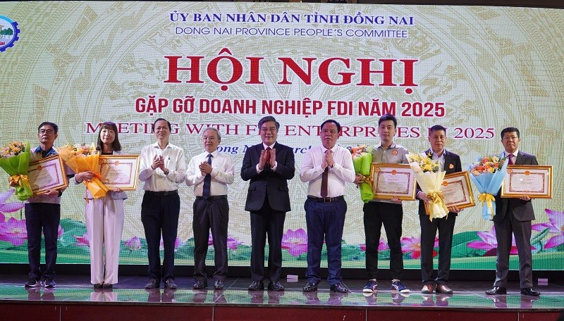 UBND tỉnh Đồng Nai trao bằng khen cho 5 Kl991.com World Cup 2026 Chính Thức FDI có thành tích xuất sắc trong Kl994 nhà cái bóng đá world cup Kl992 VIP Trang Chủ 2026. Ảnh: Lê Anh