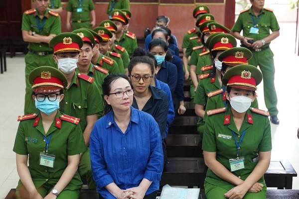 Bị cáo Trương Mỹ Lan và các bị cáo khác tại toà.
