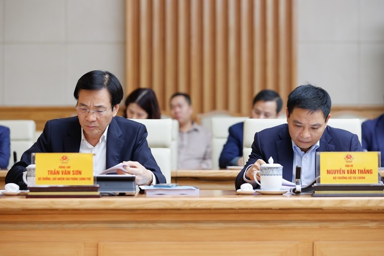 Bộ trưởng Bộ Kl991.com nạp rút nhanh Nguyễn Văn Thắng, Phó Trưởng Ban Chỉ đạo (bên phải) tham dự phiên họp lần thứ hai của Ban Chỉ đạo, cho ý kiến, hoàn thiện thêm một bước dự thảo Đề án để chuẩn bị trình Bộ Kl991.com tải ứng dụng.
