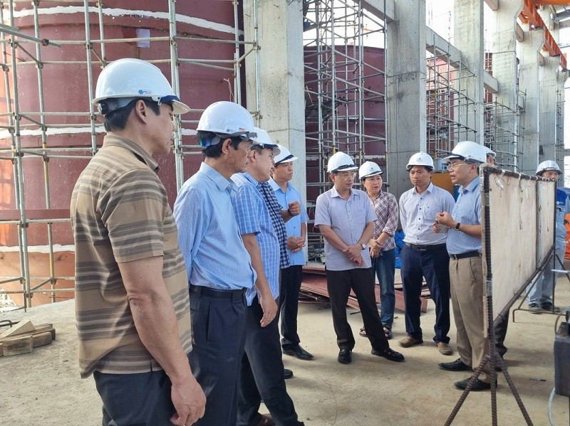 Lãnh đạo Ban Quản lý Khu Kl992 cổng game cá cược Nam Phú Yên trong chuyến thăm công trường Dự án Nhà máy Kl994 nhà cái bóng đá world cup giấy của Công ty cổ phần giấy Hoàng Hà Phú Yên. Ảnh: Thanh Hảo.