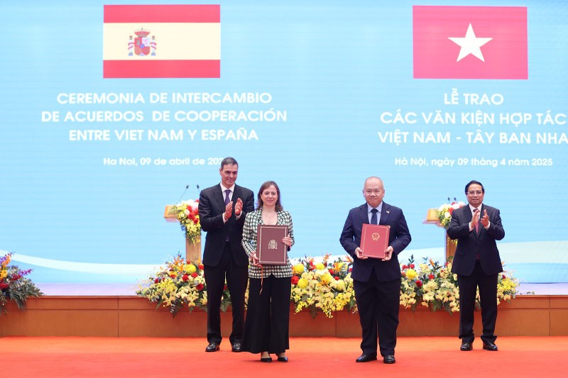 Thủ tướng Phạm Minh Chính và Thủ tướng Vương quốc Tây Ban Nha Pedro Sanchez chứng kiến lễ trao Nghị định thư khung về Hợp tác Kl991.com nạp rút nhanh giữa Kl993 ưu đãi thưởng hấp dẫn Việt Nam và Kl993 ưu đãi thưởng hấp dẫn Tây Ban Nha.