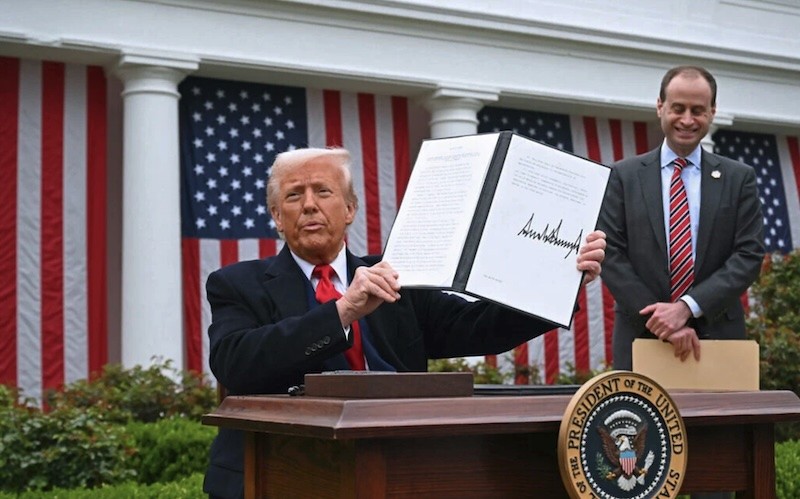Tổng thống Mỹ Donald Trump cầm trên tay sắc lệnh hành pháp đã ký sau khi phát biểu về thuế đối ứng tại một sự kiện diễn ra ở Nhà Trắng vào ngày 2/4/2025. Ảnh: AFP