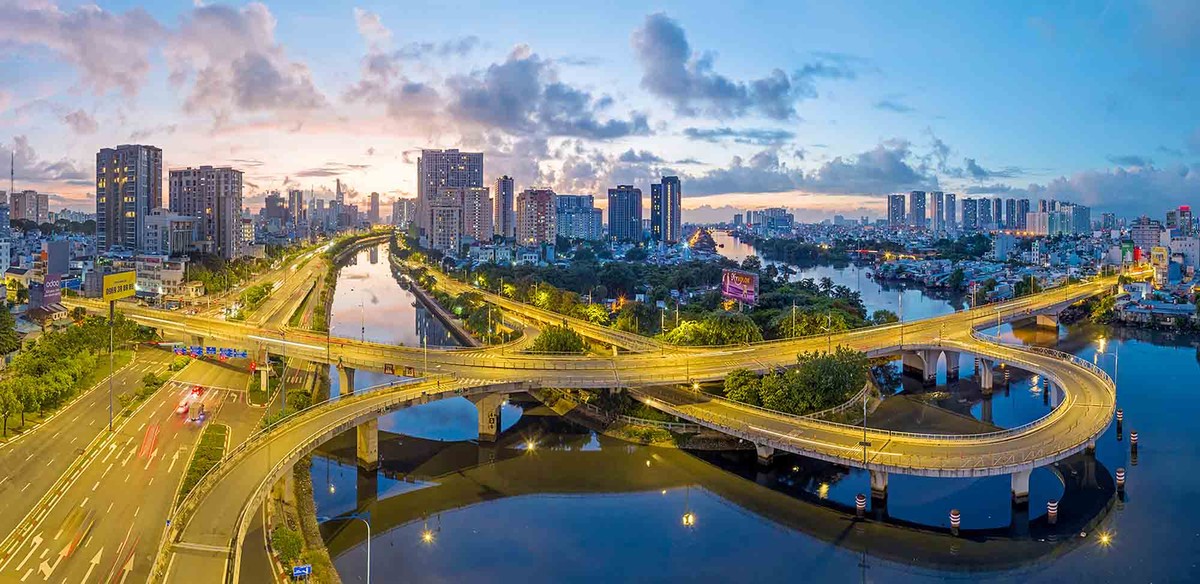 Đường Võ Văn Kiệt, tuyến đường huyết mạch ở trung tâm thành phố kết nối với các quận.