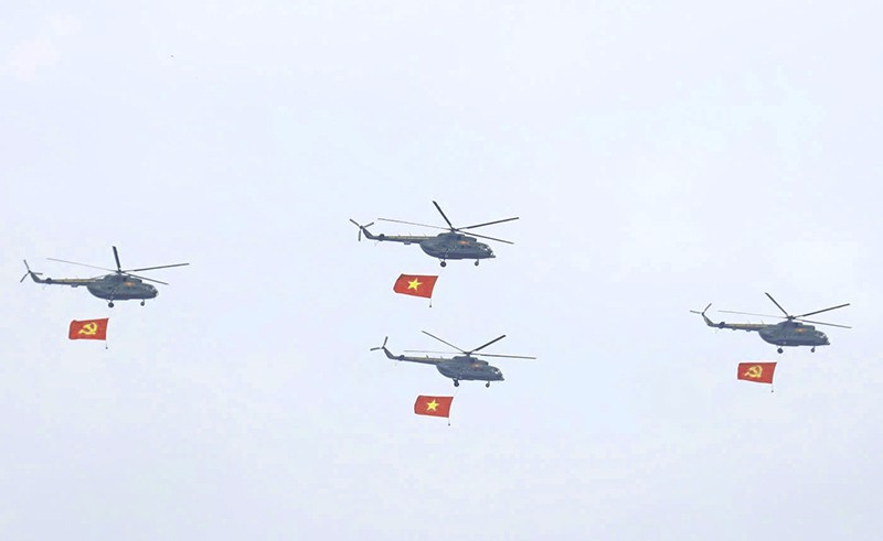 Bắt đầu buổi hợp luyện là màn bay chào mừng của Không quân Việt Nam với 10 trực thăng kéo cờ, biên đội tiêm kích Su-30MK2, biên đội máy bay YAK-130.