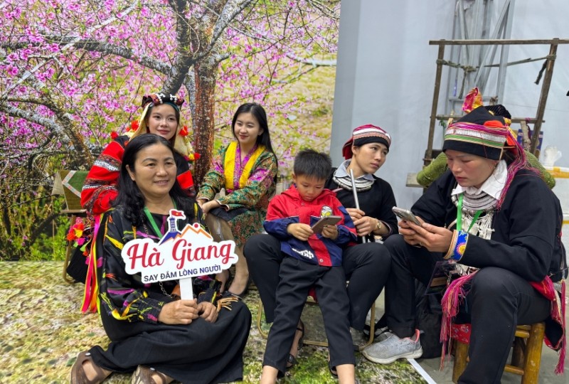 Gian hàng quảng bá du lịch Hà Giang hấp dẫn du khách đến check-in. Ảnh: Hồng Hạnh.