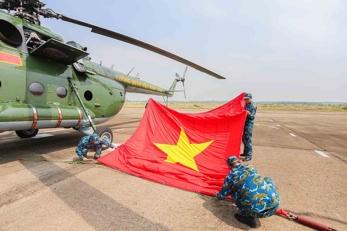 Những công đoạn chuẩn bị, cuốn cờ theo đúng kỹ thuật, bảo đảm an toàn tuyệt đối cho chuyến bay.