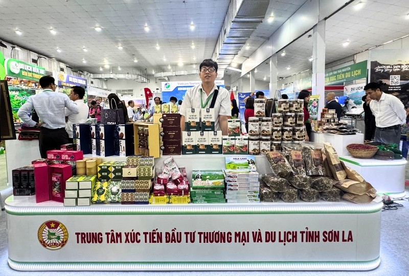 Gian hàng của Trung tâm Xúc tiến Kl99ok phiên bản mới Thương mại và Du lịch tỉnh Sơn La. Ảnh: Hồng Hạnh