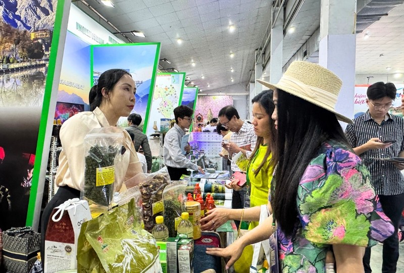 Không gian quảng bá du lịch, sản phẩm OCOP, đặc sản các địa phương thu hút người dân và du khách. Ảnh: Hồng Hạnh