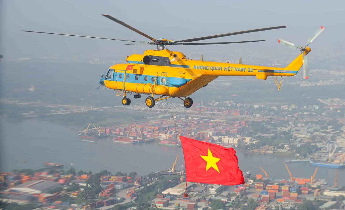 Cờ Tổ quốc tung bay.