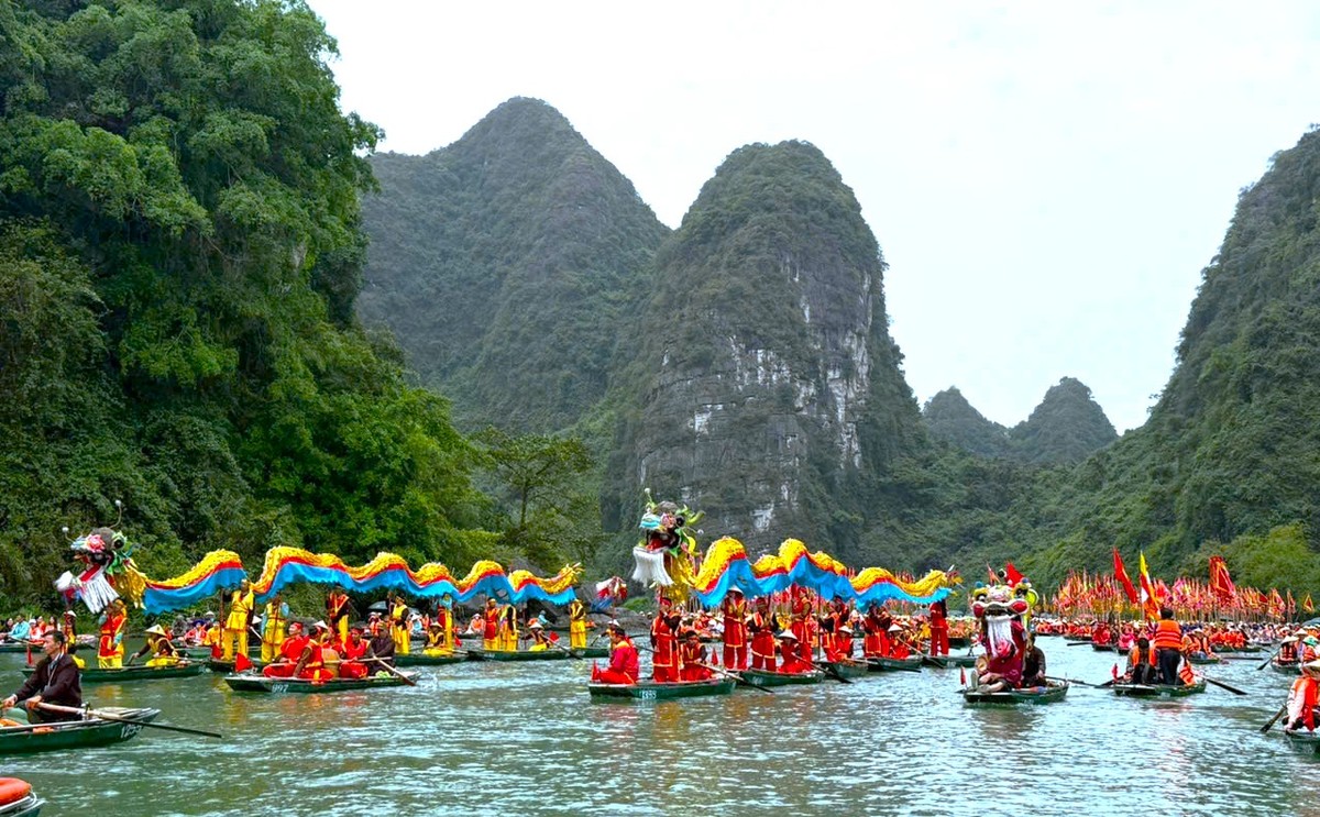 Rước thuyền rồng trong Lễ hội Tràng An 2025.