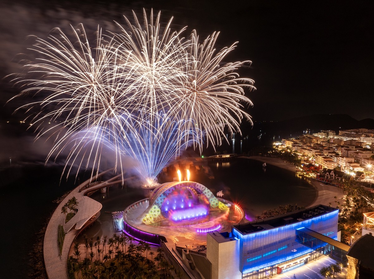 Sun Entertainment &amp; Hospitality Group có nhiều sản phẩm du lịch nổi bật tại Nam đảo Phú Quốc, trong đó có show Kiss of the Sea và bắn pháo hoa hàng đêm