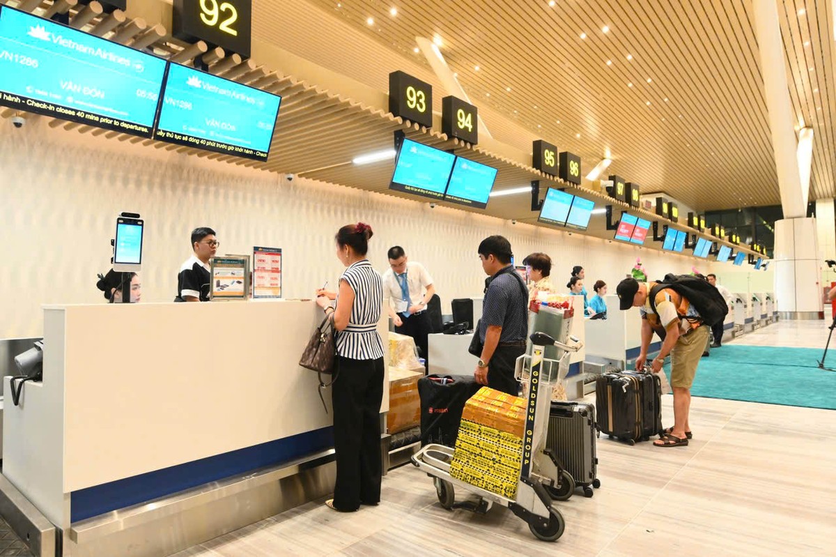 Những hành khách đầu tiên làm thủ tục.