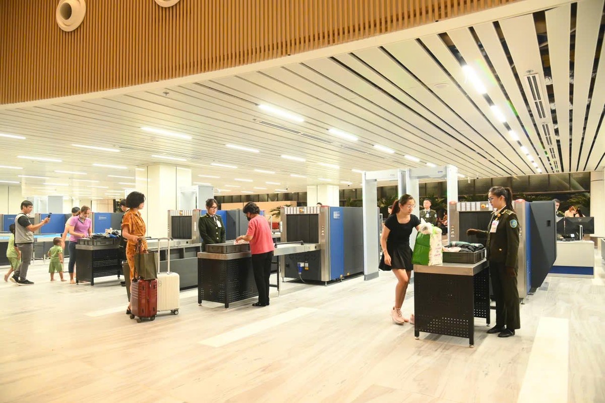 Thủ tục kiểm tra hành lý xách tay.