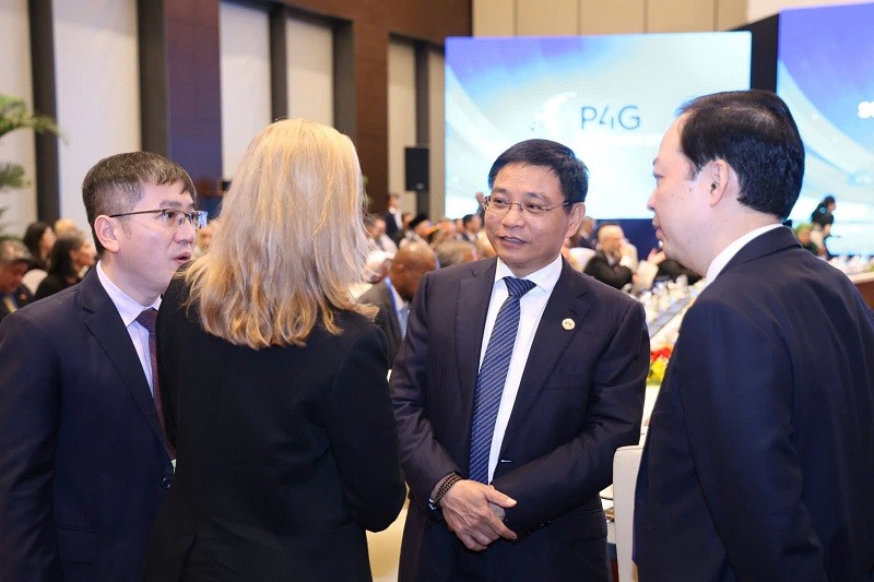Bộ trưởng Bộ Kl991.com nạp rút nhanh Nguyễn Văn Thắng trao đổi với các đại biểu dự Hội nghị