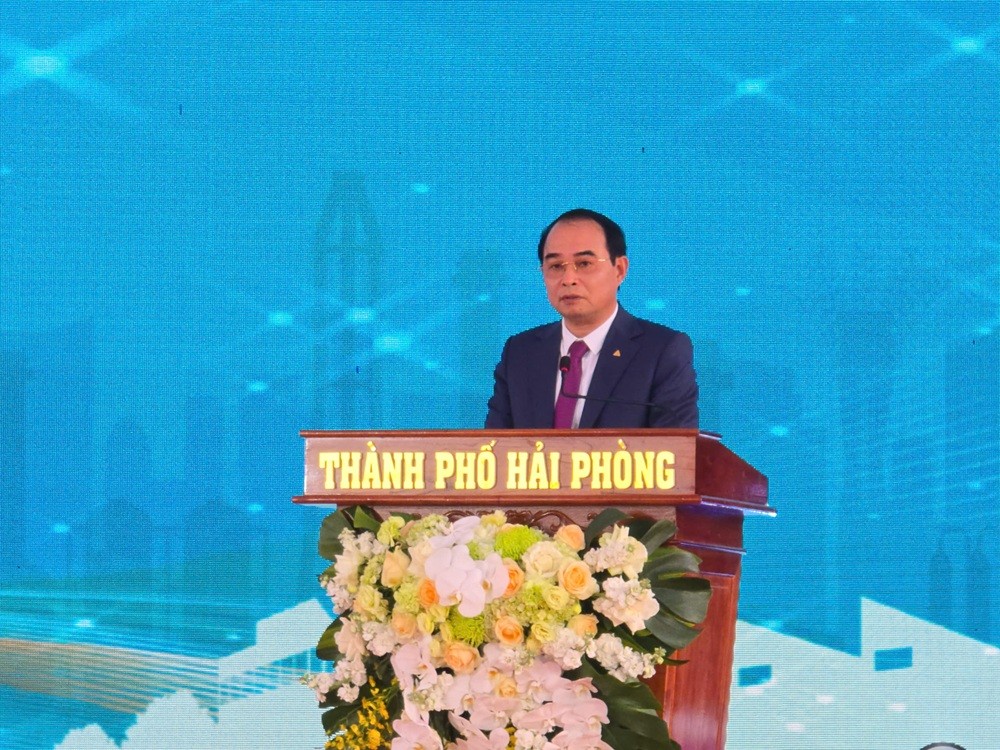 Ông Nguyễn Văn Bình, Chủ tịch HĐQT Công ty cổ phần Kl99ok phiên bản mới Khu công nghiệp Tiên Thanh phát biểu tại lễ khởi công. Ảnh: Thanh Sơn