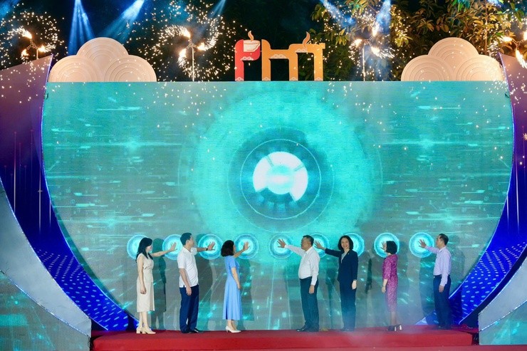 Các đại biểu thực hiện nghi thức khai mạc Festival Phở 2025 "Tinh hoa phở Việt - Di sản trong kỷ nguyên số".