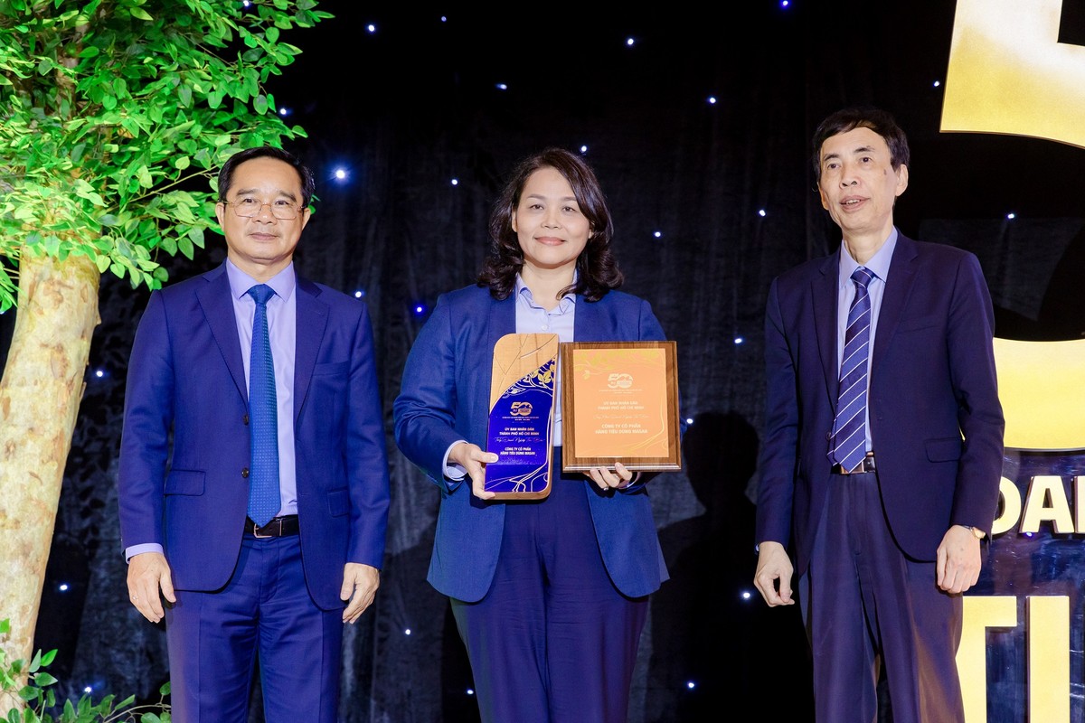 Bà Lê Thị Nga – Phó tổng giám đốc Công ty cổ phần Hàng tiêu dùng Masan (Masan Consumer) đại diện lên nhận giải.
