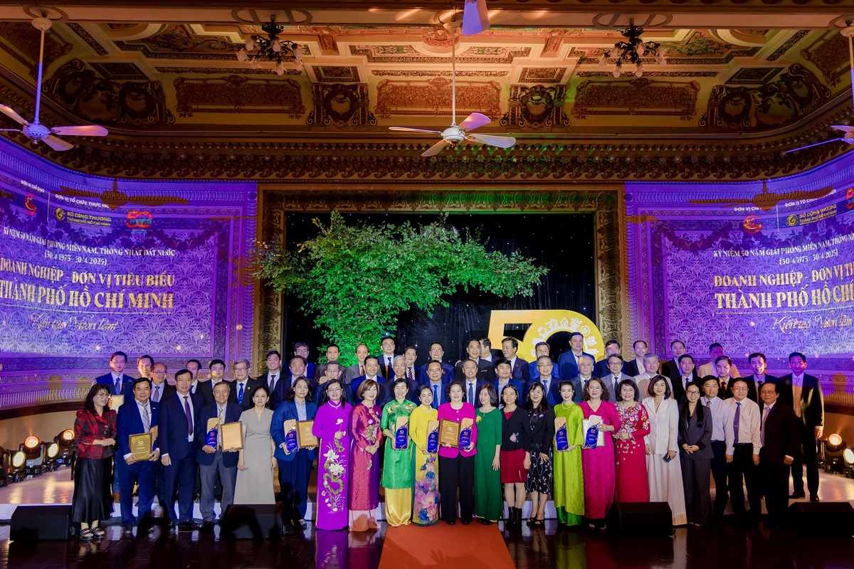 Đại diện 50 Kl991.com World Cup 2026 Chính Thức cùng lãnh đạo thành phố tại lễ trao giải