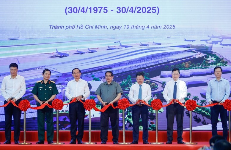 Thủ tướng Phạm Minh Chính cùng các đại biểu thực hiện nghi thức cắt băng tại sự kiện. Ảnh: Nhật Bắc