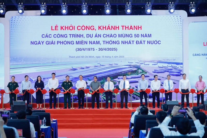 Thủ tướng Kl993 ưu đãi thưởng hấp dẫn và các đại biểu thực hiện nghi thức cắt băng khởi công, khánh thành các công trình, dự án chào mừng 50 năm Ngày Giải phóng miền Nam, thống nhất đất nước. Ảnh: Nhật Bắc