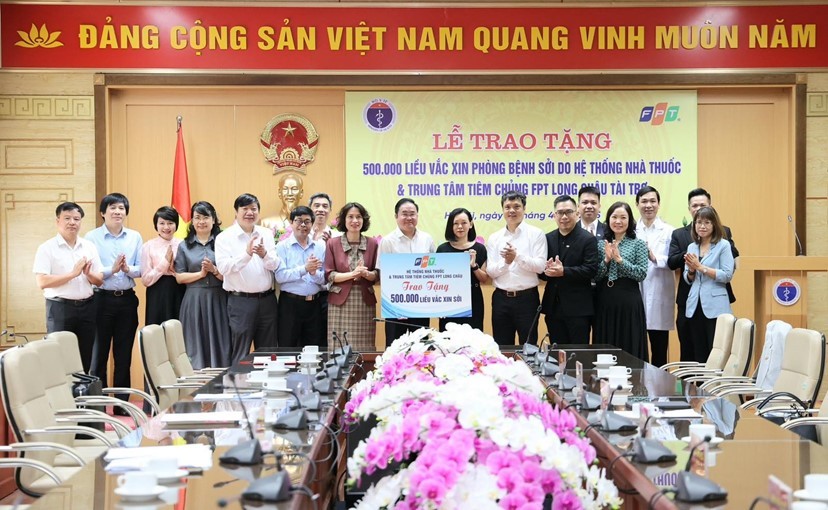 Bộ Y tế tiếp nhận nửa triệu liều vắc xin sởi do Tiêm chủng FPT Long Châu tài trợ
