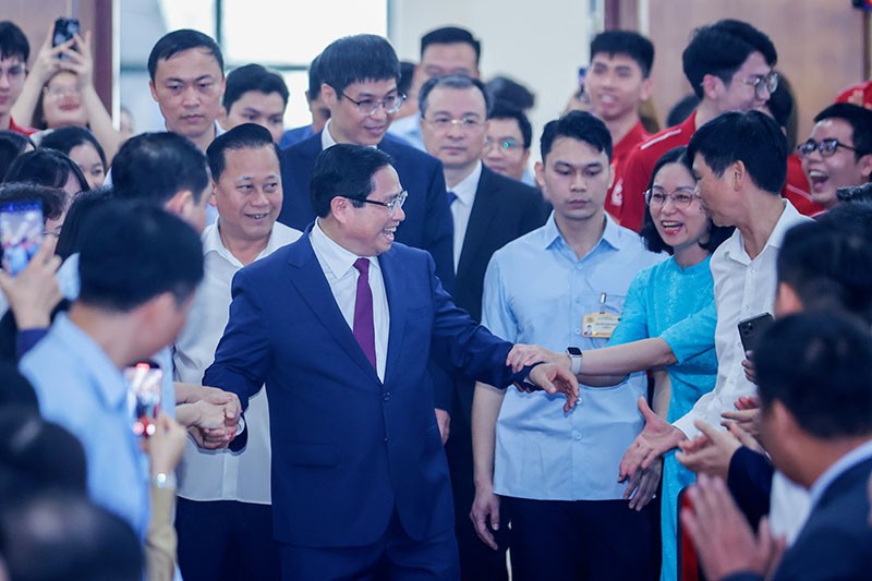 Thủ tướng trò chuyện với thầy, trò Học viện Công nghệ Bưu chính Viễn thông và các đại biểu dự lễ phát động.