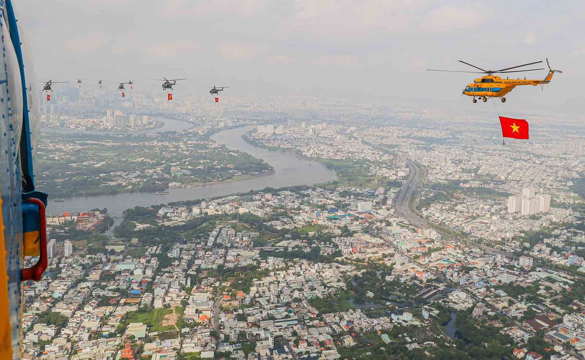 Từ sân bay Biên Hòa (Đồng Nai), chia theo đội hình bay vào TP.HCM.