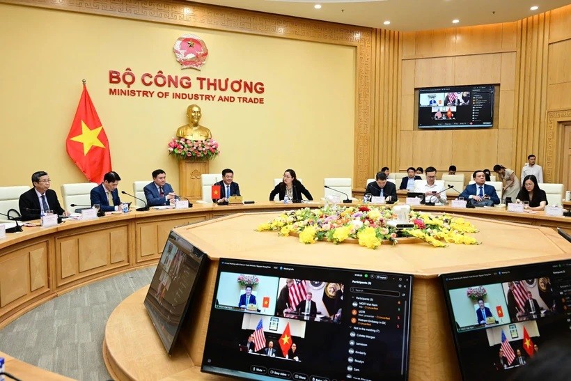 Trưởng đoàn đàm phán Kl993 ưu đãi thưởng hấp dẫn Nguyễn Hồng Diên điện đàm với Trưởng đại diện Thương mại Mỹ Jamieson L. Greer khởi động đàm phán song phương về các vấn đề thương mại, tối 23/4.